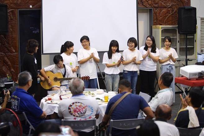 「蹲點‧台灣」學生導演表演部落傳統歌曲,現場族人熱情唱和。(中華電信基金會提供)