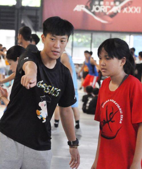 電信後衛陳晏宇（左）在基層訓練站中指導小球員。 記者曾思儒／攝影