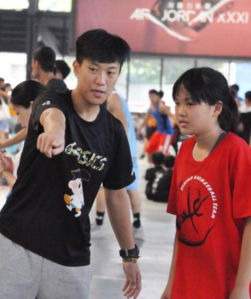 電信後衛陳晏宇（左）在基層訓練站中指導小球員。 記者曾思儒／攝影
